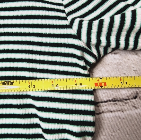 Levis Moon Rib Cropped Striped Black White Electric Green Turtleneck Top NWT Med - Picture 10 of 13